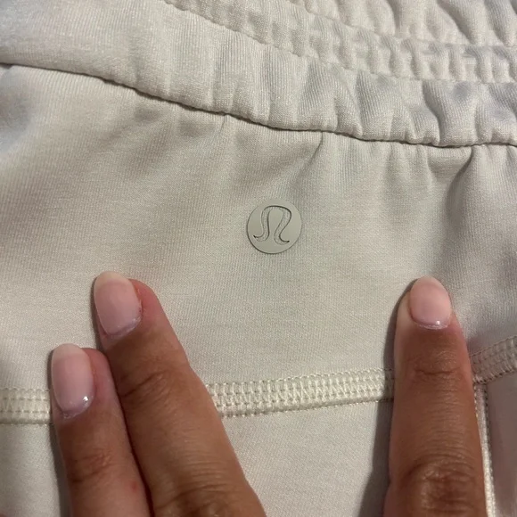 Lululemon Softstreme Cream Shorts Size 10 - Picture 3 of 4